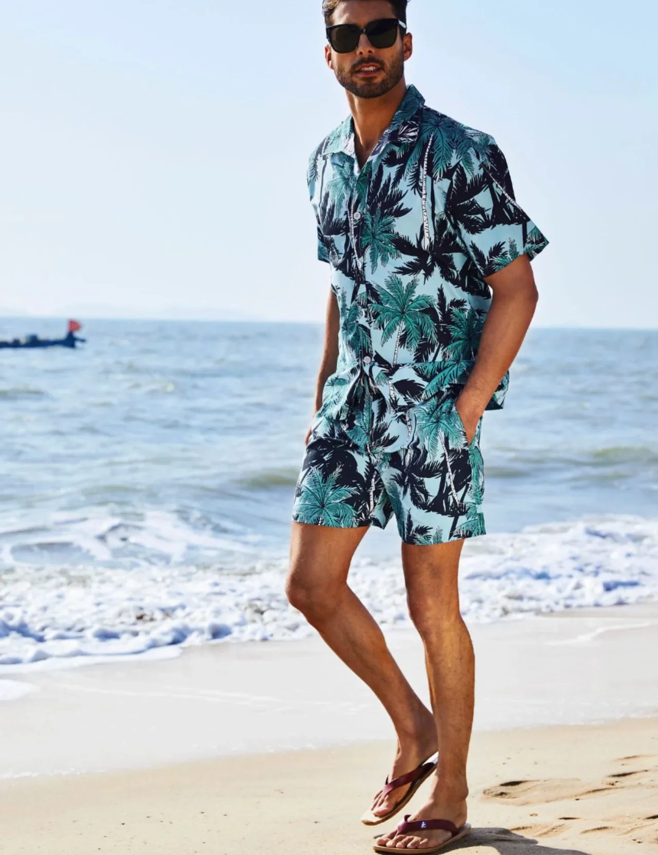 Conjunto de playa azul con estampado de palmeras para hombre, ideal para vacaciones y días de verano. Camisa de manga corta y pantalón corto a juego.