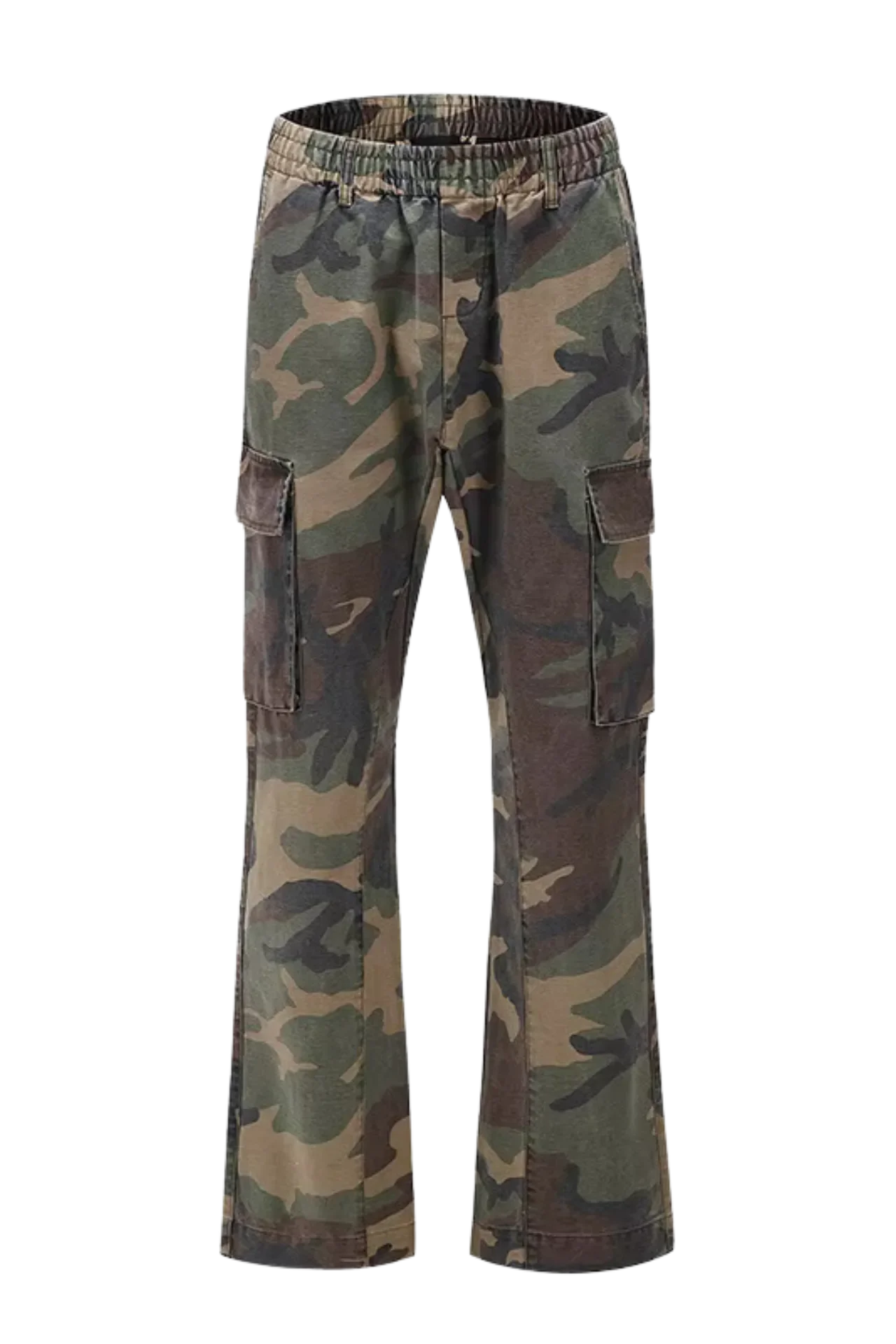 Pantalón cargo militar para hombre con estampado de camuflaje, diseño resistente y bolsillos funcionales. Ideal para looks urbanos y actividades al aire libre.