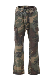 Pantalón cargo militar para hombre con estampado de camuflaje, diseño resistente y bolsillos funcionales. Ideal para looks urbanos y actividades al aire libre.